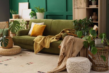 Oturma odasının iç tarafında ekose ve çiçekli kanepe.