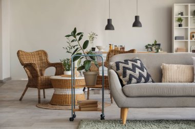 Kanepesi, raf ünitesi ve koltukları olan modern mutfak.