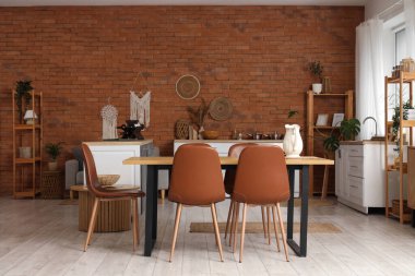 Tuğla duvarlı, modern mutfağın içi.