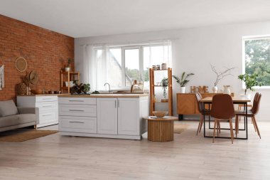 Tuğla duvarlı, modern mutfağın içi.