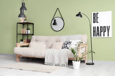 Konforlu kanepe, raflar ve aynalar oturma odasının içinde.