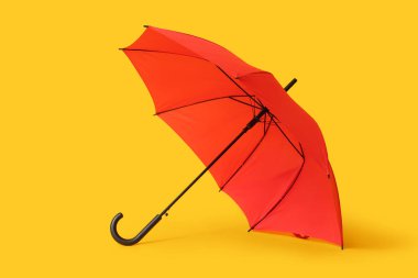 Sarı arkaplanda kırmızı şemsiye