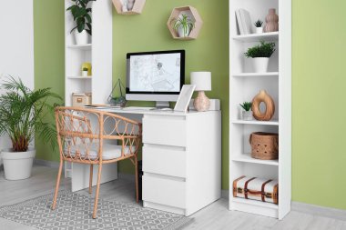 İşyeri, raf üniteleri ve fabrikaları olan tasarımcı ofisinin içi