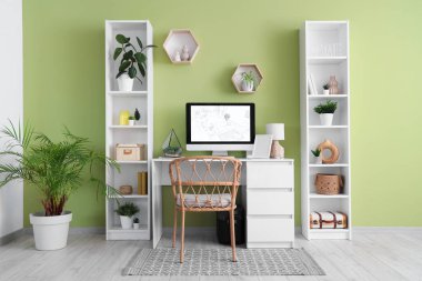 İşyeri, raf üniteleri ve fabrikaları olan tasarımcı ofisinin içi