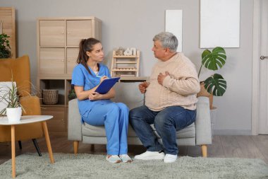 Doktor kalp krizinden sonra yaşlı adamı ziyaret ediyor.