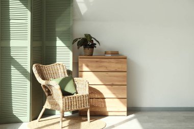 Çekmeceler, koltuk ve oturma odasının iç tarafında katlanan ekran.