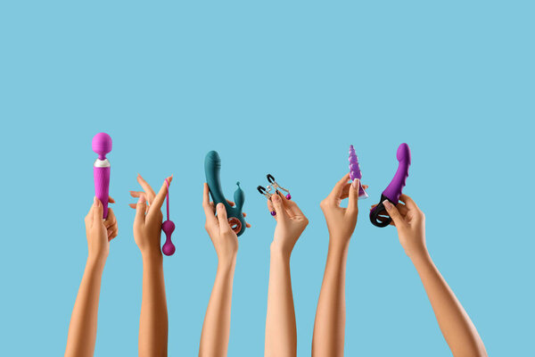 Женщины с разными секс-игрушками на синем фоне