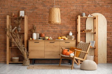 Klozet, koltuk ve balkabaklarıyla oturma odasının içinde.