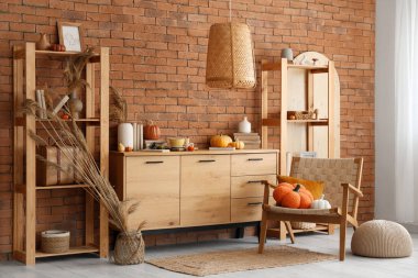 Klozet, koltuk ve balkabaklarıyla oturma odasının içinde.