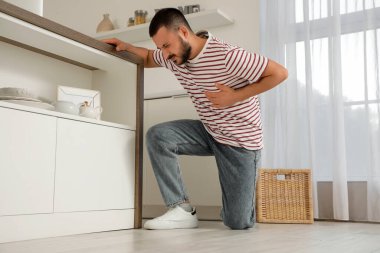 Genç adam mutfakta kalp krizi geçiriyor.