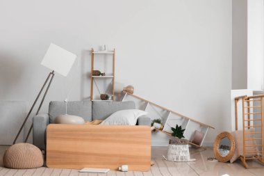 Gri kanepeli dağınık oturma odasının içi ve depremden sonra mobilyaları ters dönmüş.