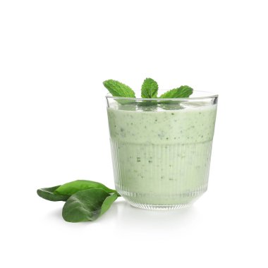 Beyaz arka planda bir bardak taze ıspanaklı smoothie.