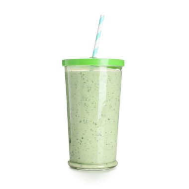 Beyaz arka planda bir bardak taze ıspanaklı smoothie.