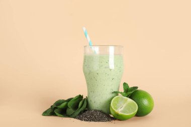Limonlu taze ıspanaklı smoothie ve bej arkaplanda chia tohumu.
