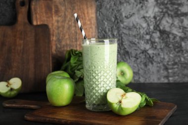 Siyah arka planda elmalı taze ıspanaklı smoothie.