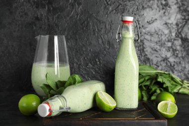 Siyah arka planda limonlu taze ıspanak püresi.