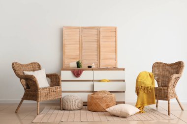 Hasır koltuklu dağınık odanın içi ve depremden sonra mobilyaları ters dönmüş.