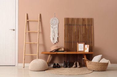 Ahşap banklı, katlanır ekran ve merdivenli koridorun içi.