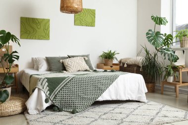 Rahat yatağı ve çiçekleri olan şık bir yatak odası