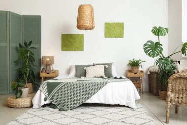 Rahat yatağı ve çiçekleri olan şık bir yatak odası