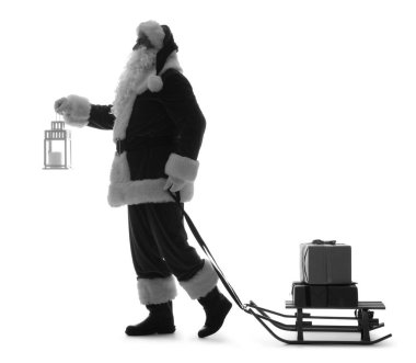Beyaz arka planda kızaklı ve fenerli Noel Baba 'nın silueti.