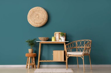 Oturma odasının içinde masa, koltuk ve tabure var.