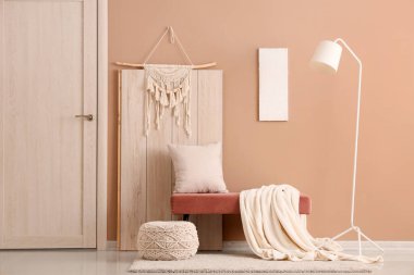 Yumuşak bank, lamba ve kapısı olan şık bir oda.