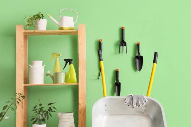 Bahçe aletleri ve raf ünitesiyle birlikte atölyenin içi