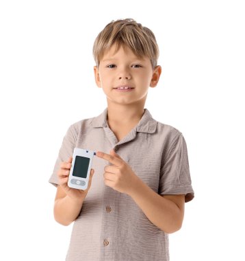 Beyaz arka planda glukometre kullanan küçük şeker hastası çocuk.