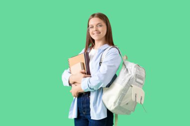 Yeşil arka planda bir kız öğrenci