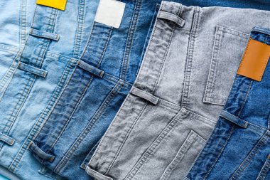 Şık pantolonlar, yakın plan.