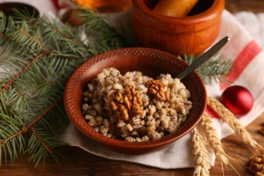 Bir kase geleneksel Ukrayna Kutya yemeği köknar dalları ve ahşap zemin üzerinde Noel topu