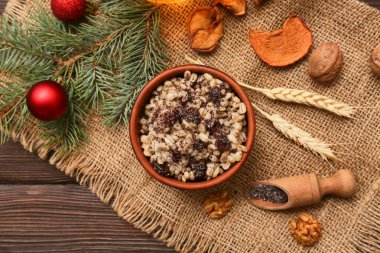 Bir kase geleneksel Ukrayna Kutya yemeği köknar dalı ve ahşap zemin üzerinde Noel topları