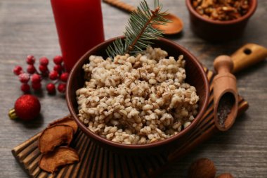 Bir kase geleneksel Ukrayna Kutya yemeği köknar dalı ve ahşap arka planda Noel topu, yakın plan