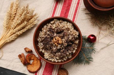 Bir kase geleneksel Ukrayna Kutya yemeği ve peçetede Noel ağacı dalı.
