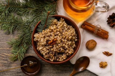 Bir kase geleneksel Ukrayna Kutya yemeği Noel ağacı dalları ve tahta arka planda bir sürahi Uzvar.