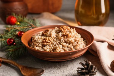 Beyaz masa üzerinde köknar dalı ve Noel topları olan geleneksel Ukrayna Kutya tabağı