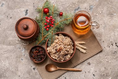 Bir kase geleneksel Ukrayna Kutya tabağı Noel ağacı dalları ve gri arka planda bir sürahi Uzvar.