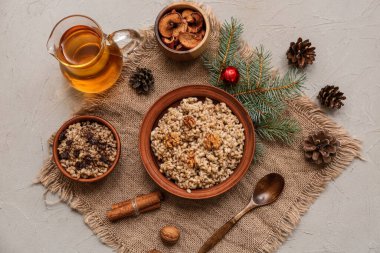 Noel ağacı dallı geleneksel Ukrayna Kutya tabakları ve gri arka planda bir sürahi Uzvar.