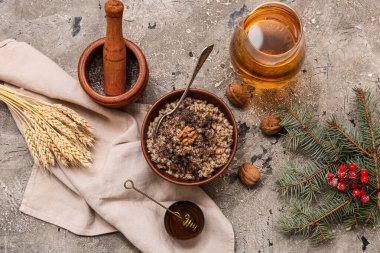 Bir kase geleneksel Ukrayna Kutya tabağı Noel ağacı dalları ve gri arka planda bir sürahi Uzvar.