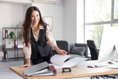 Ofiste çalışan dosyasıyla güzel bir iş kadını.