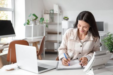 Ofiste çalışan dosyasıyla güzel bir iş kadını.