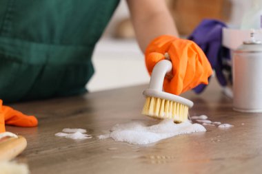 Mutfakta fırça temizleme masası olan genç bir kadın, yakın plan.