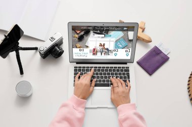 Masada dizüstü bilgisayar kullanan kadın seyahat blogcusu, üst görünüm