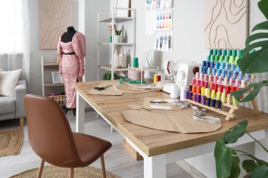 Terzi iş yeri, manken ve raf üniteli atölye içi