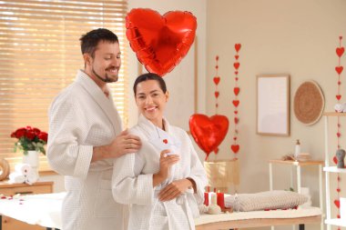 Sevgililer Günü 'nde kaplıca salonunda balonla gezen genç bir çift.