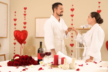 Sevgililer Günü 'nde kaplıcada el ele tutuşan genç çift