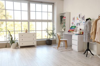 Terzi iş yeri, manken ve raf üniteli atölye içi