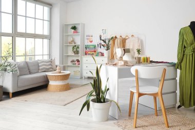 Terzi, giysi ve kanepesi olan bir atölye.