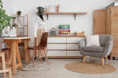 Terzi, çekmece ve koltuğu olan atölyenin içi